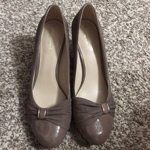 Naturalized taupe pumps